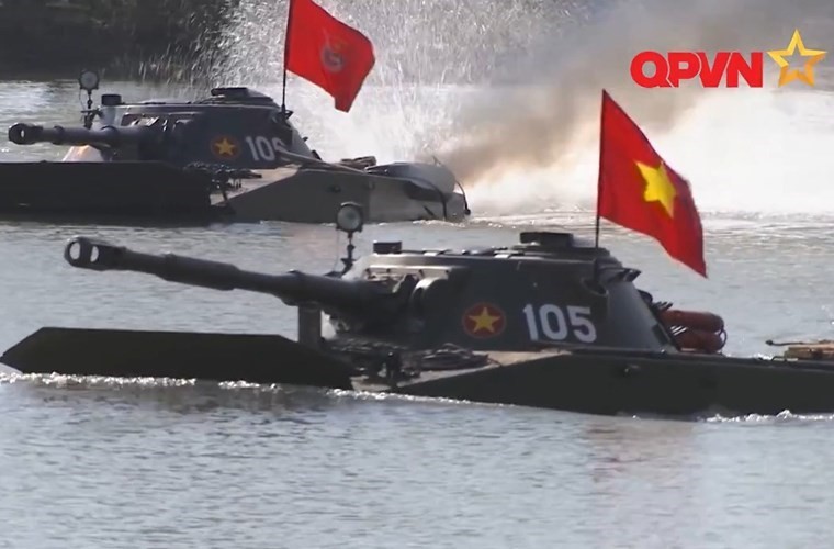 PT-76B là một trong những loại xe tăng chủ lực của Quân đội Nhân dân Việt Nam. Nó được trang bị cho các đơn vị lục quân và đặc biệt là cả hải quân đánh bộ - binh chủng tác chiến đặc biệt của Quân chủng Hải quân. Vai trò của PT-76B là rất quan trọng trong các chiến dịch đổ bộ đường biển, đó là vũ khí đột kích vượt qua các cứ điểm phòng thủ trên bờ biển, đảo đang bị đối phương chiếm giữ.